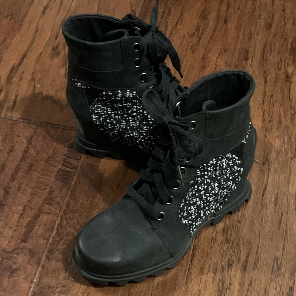 Women's Joan of Artic Wedge III Lexie Lug Sole Boots size 7.5